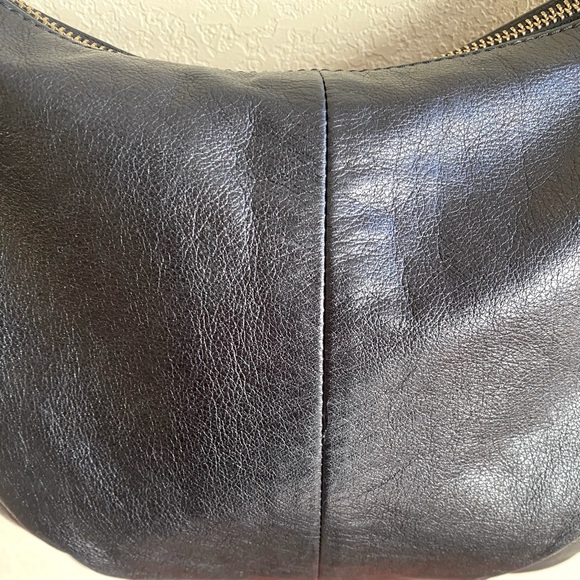 Coach Madison bag. Hobo/crossbody. Great pre-owned condition. Black. - Picture 4 of 8